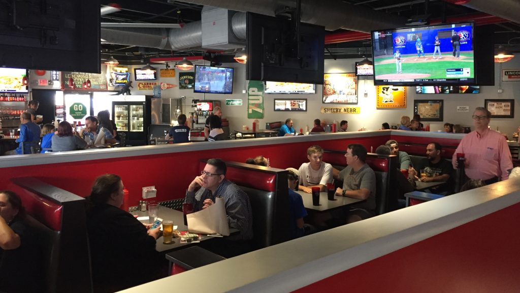 restaurant-review-smitty-s-garage-burgers-beer-restaurant-hoppen