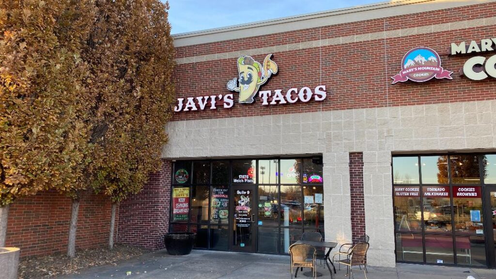Javi's Tacos Outside