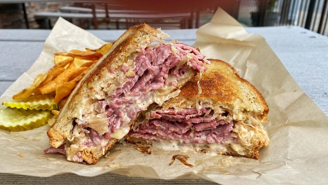 Reuben Walk In Omaha's Best Reubens - Restaurant Hoppen