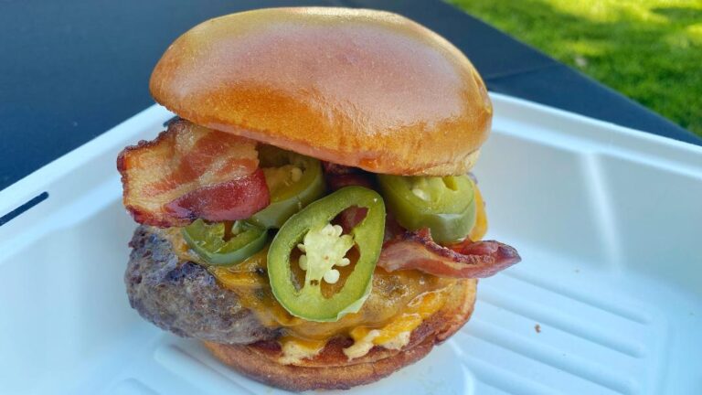 Sullys GastroBurgers & Fries The Blackshirt