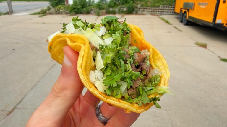 Ma' Mona Lengua Taco